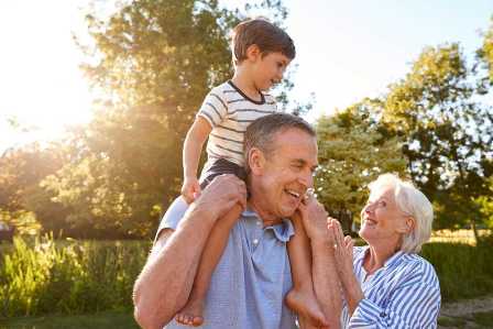 Роль бабушек и дедушек в воспитании: как поддержка старшего поколения влияет на семью?
