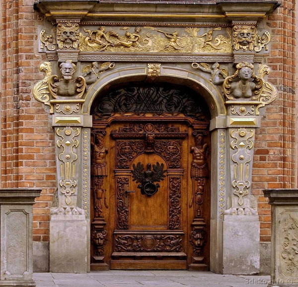 Входные деревянные двери из массива
