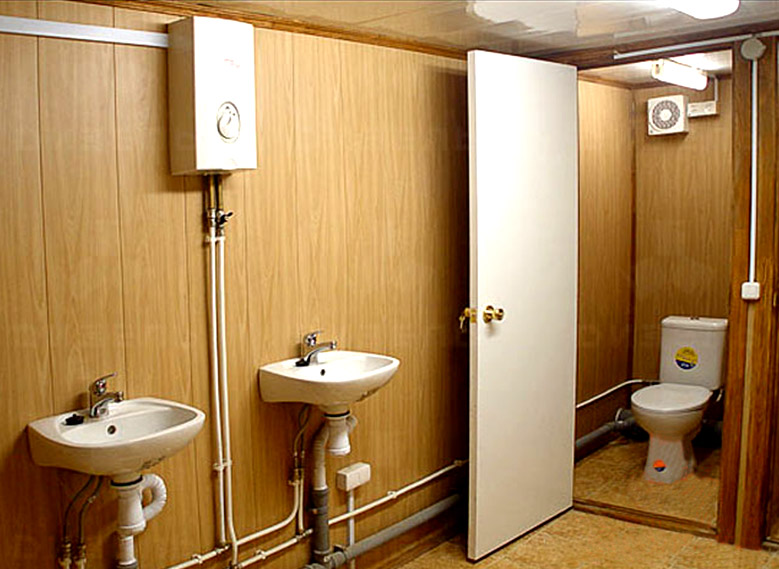 Душ и туалет в помещении бытовки