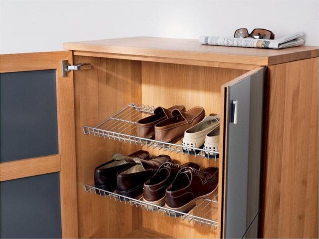 Для временного хранения тумба для обуви узкая, а для длительного - специальный  шкаф