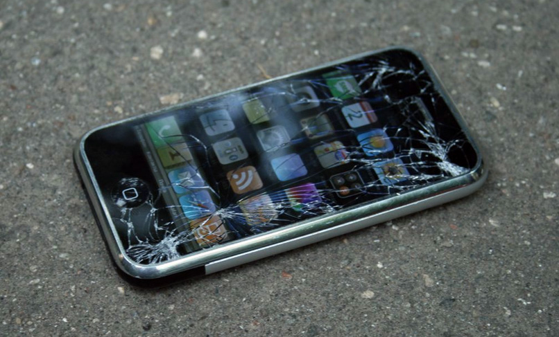 Заменить стекло на iPhone 5 намного дешевле, чем покупать новый телефон!